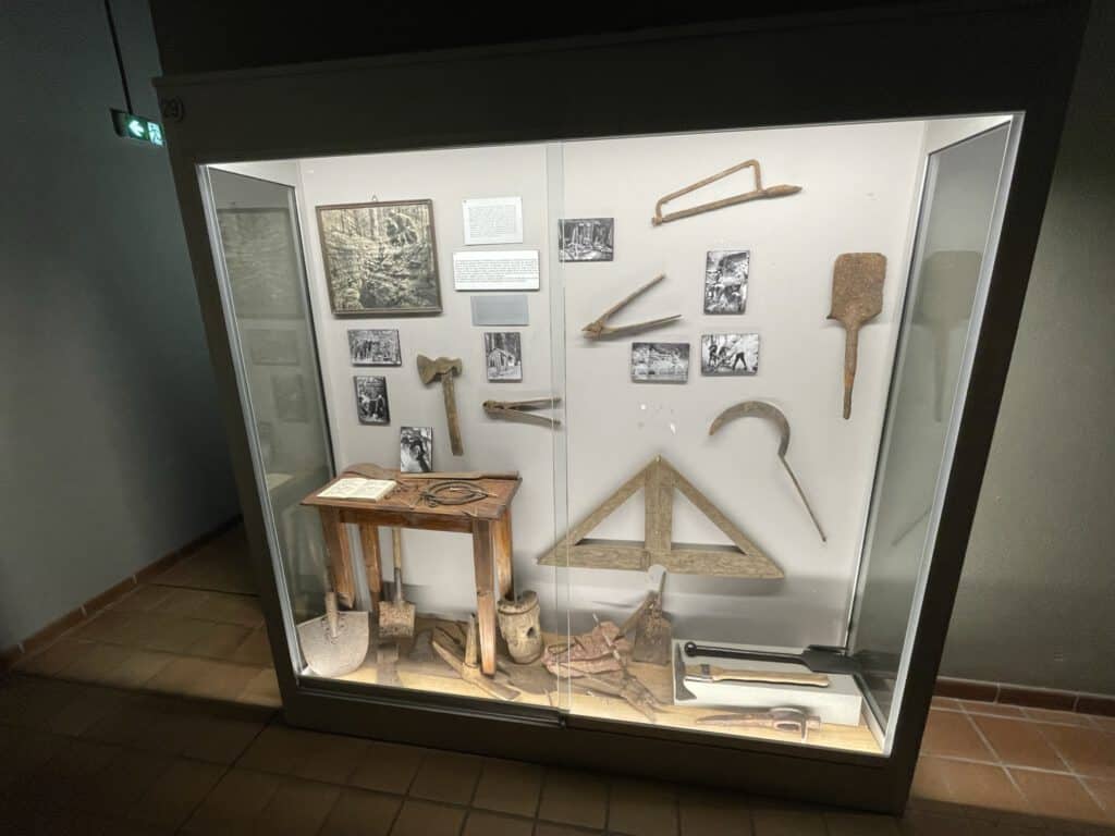 Vitrine des outils de tranchées du musée du Linge