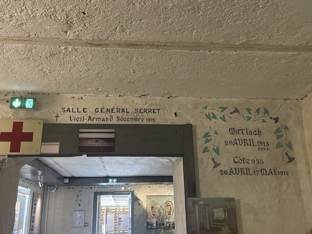 Inscriptions au mur du musée de l'ambulance alpine de Mittlach